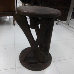 原人 木彫り 丸椅子 ミニテーブル 直径27.5×高さ41cm 木製 ブラウン系 アジアン家具 アジアン雑貨 インテリア 丸テーブル イス 苫小牧西店の画像