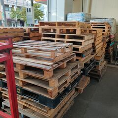 不要木製パレットを無料で差し上げます 100枚以上)。DIYやキ...