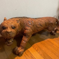 ⭐️値下げしました　虎の木彫の画像