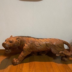 ⭐️値下げしました　虎の木彫の画像