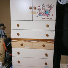 中古タンス　シールや汚れあります