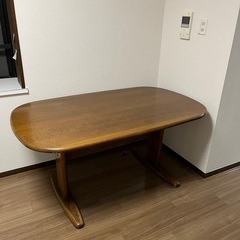 机とイス4個無料で差し上げます