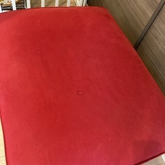 IKEA KIVIKオットマン　レッドの画像
