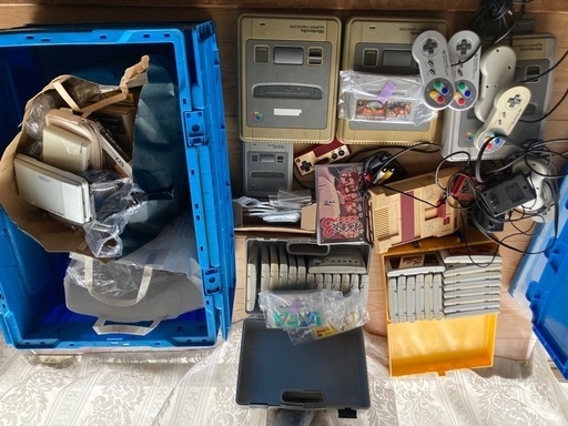 レトロゲーム機、カセット多数。