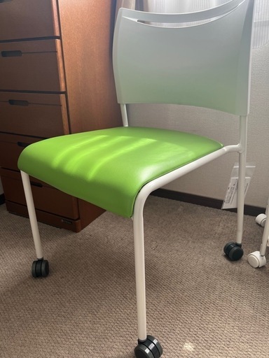 キャスター付きチェアー