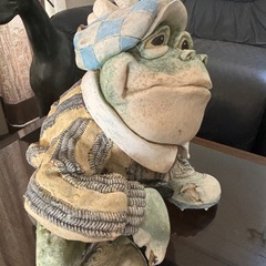 ゴルフの道具を持ったカエルのおじさんの画像