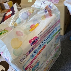 (お譲り先決定)メリーズ テープタイプおむつSサイズ＆おしりふきウォーマーの画像