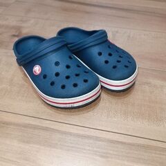 クロックスと室内用スリッパ