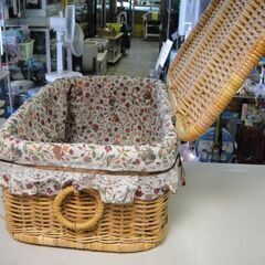 セール中につき、通常特価1,958円より半額の979円!　【30】ラタンバスケット　蓋付き　籐製収納　衣類収納の画像