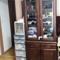 差し上げます。食器棚　上下2分割可　早め希望