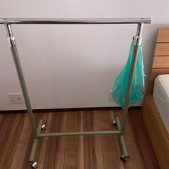 不動産売買で出ました不用品　【ハンガーラック】　を無料でお譲りします