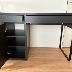 IKEAミッケデスクブラックブラウンの画像