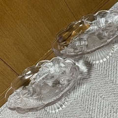 【比較的美品、中古品】２つセットフルーツやパーティーなどに！！ガラス食器棚の画像