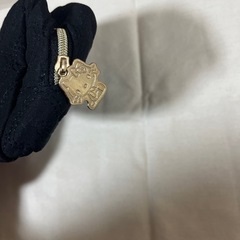 キティちゃんのリボンの柄のポーチの画像