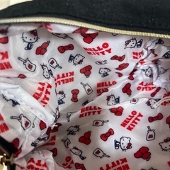 キティちゃんのリボンの柄のポーチの画像