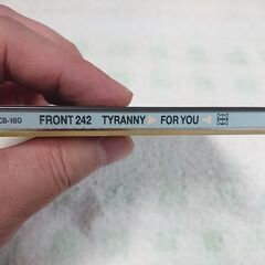 ♠　Tyranny For You Front 242 (フロント 242) 　1981年にDANIEL BRESSANUTTIとDIRK BERGENを中心に結成され、エレクトロニック・ボディ・ミュージック(EBM)の先駆者的存在としてインダストリアル/エレクトロニック・ミュージック勢に多大な影響を与えてきたバンド FRONT 242。 シングル『TRAGEDY >FOR YOU<』、『RHYTHM OF TIME』、『MIXED BY FEAR』を収録した5THアルバムの画像