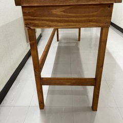 手作り感のある長机の画像
