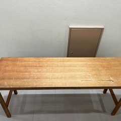 手作り感のある長机の画像
