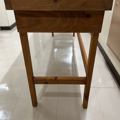 手作り感のある長机の画像