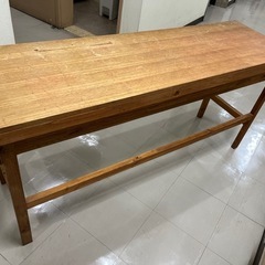 手作り感のある長机の画像