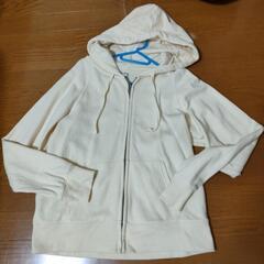 UNIQLOベージュパーカー