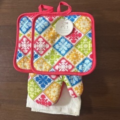 未使用【キッチン4点セット】　 鍋敷き2枚 ，鍋つかみ1枚 ，タ...