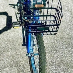 決まりました　更にお値下げ❗️(ヘルメット不要の場合6000円)  子供用自転車　Jeep ブルー　アサヒにて購入　18インチ　かご、ヘルメット、補助輪、説明書付きの画像