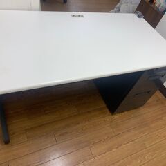 オフィス机 キレイです ３つあります。神田の近くに9月23～28...