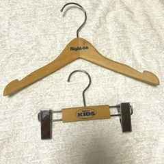 【引き取り決定】専用子供用　ベビー　木製　ハンガー　7本の画像