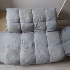 二人掛けソファ、寝ることもできます。の画像