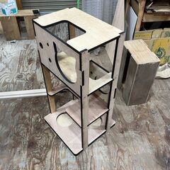 キャットタワー　木製　箱型　90㎝×45㎝（タワー部分30㎝）×45㎝
