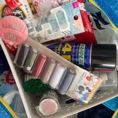 スチールラック　雑貨　手芸　小物　日用品　スプレー缶類　全部まとめての画像