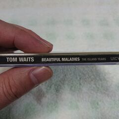 ♠　Beautiful Maladies -Island Years Tom Waits (トム・ウェイツ) 　アイランドからリリースされた7枚のアルバムから選出されたベスト盤で、日本からの要請で実現し、ウェイツ自身が選曲を確認してのもの。歌の存在感だけに囚われることなかれ。パーカッションの泥沼にあいつやあいつやあいつらの影も。の画像