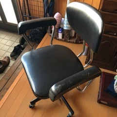 キャスター付き椅子