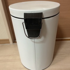 ニトリ足踏開閉ゴミ箱の画像