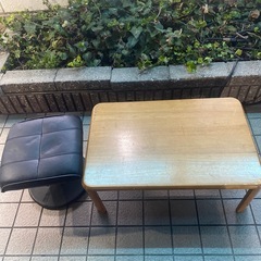木のテーブルと椅子