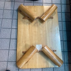 木のテーブルと椅子の画像