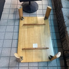 木のテーブルと椅子の画像