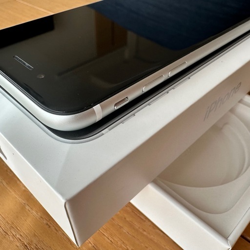 iPhone SE 第二世代 64GB SIMフリー　目立つ傷なし