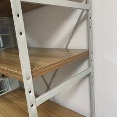 スライド板のある棚の画像