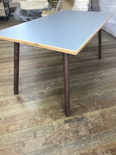 新品未使用品　150幅 ダイニングテーブル　メラミン化粧板　グレー　オーク無垢材　ウォールナット無垢材
