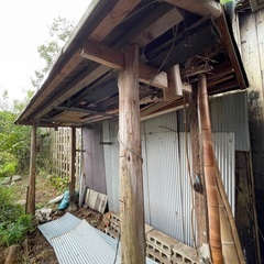 近江八幡市より、物置古屋の屋根、柱、基礎、セット、引き取り限定の画像