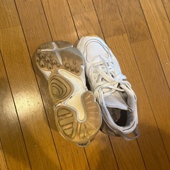 adidas スニーカーの画像