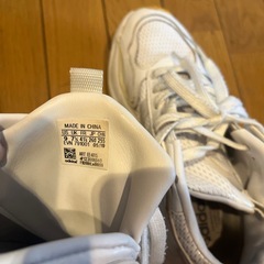 adidas スニーカーの画像