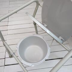 シンプルなポータブルトイレの画像