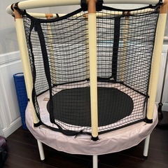 スプリングなし安全なトランポリンの画像