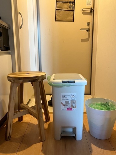 椅子、ゴミ箱