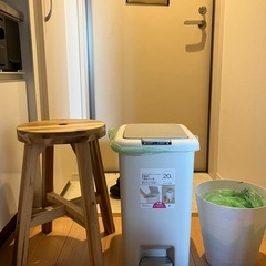 椅子、ゴミ箱