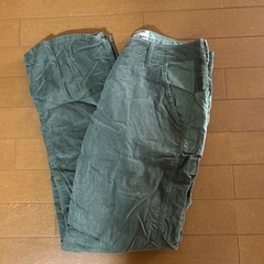モスグリーンのパンツ