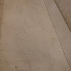 かなり使い込んだ子どもの机です。の画像